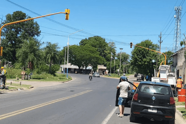 Nuevo semáforo en Avenida Juan Ramón Vidal y Santa Rita para mejorar la seguridad en el acceso sur de Esquina