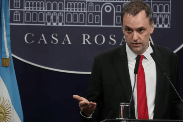 El Gobierno Permitirá Cobrar Aranceles a Extranjeros en Hospitales y Universidades Públicas