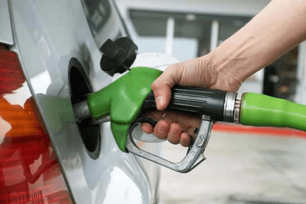 El gobierno publicará un decreto para permitir a los conductores cargar nafta en estaciones de servicio