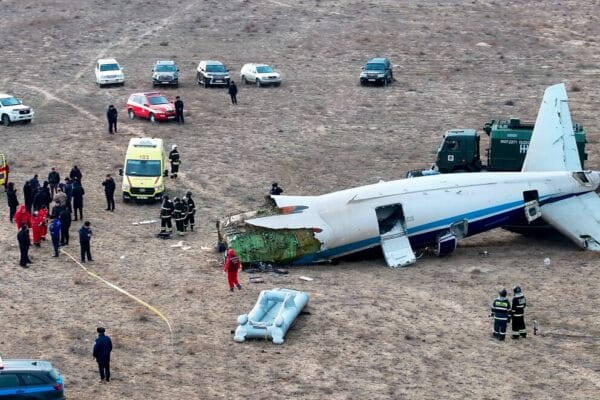 Kazajistán: Avión de Azerbaijan Airlines se Estrella y Deja 32 Sobrevivientes