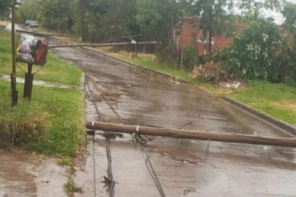 Mercedes: Fuerte Tormenta Causa Destrozos, Voladuras de Techos y Daños en el Sambódromo