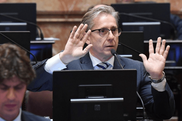 Eduardo Vischi firmó el proyecto pero votó en contra de la comisión investigadora del Criptogate