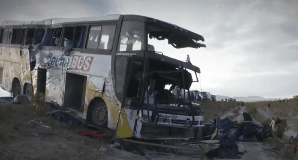 Accidente en Bolivia: choque de micros deja 37 muertos y 30 heridos