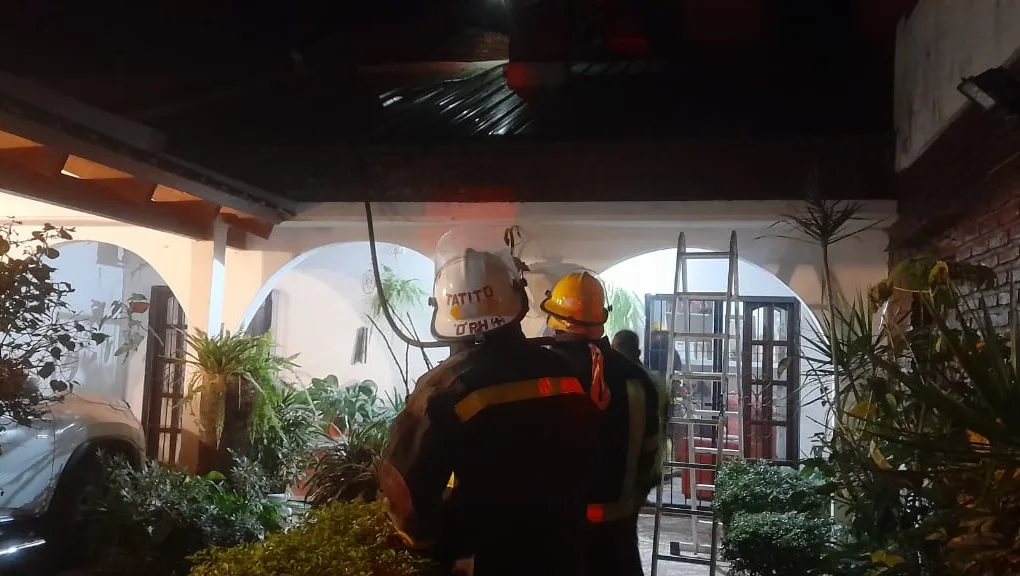Principio de incendio en un domicilio por calle Eva Perón, frente a la escuela N° 53