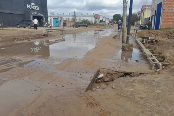 Problemas por acumulación de agua y un nuevo socavón en el ingreso al barrio 90 Viviendas