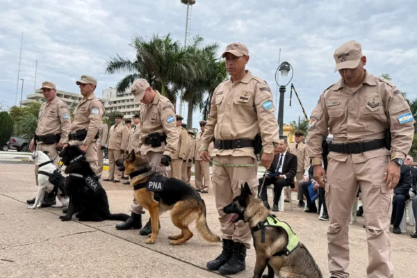 Emotiva despedida a “Mía”, la perra antinarcóticos de Prefectura tras 13 años de servicio