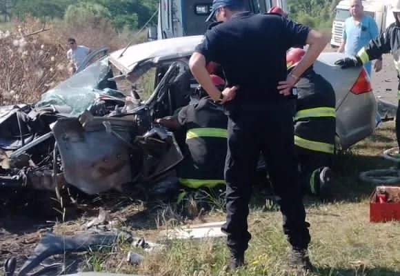 Grave accidente en la Ruta 12 camino a Esquina: un auto chocó de frente contra un camión