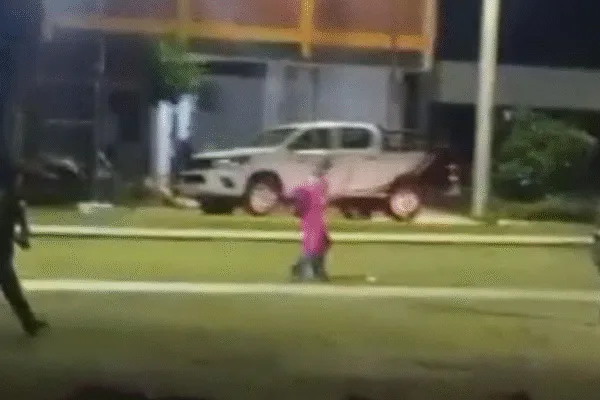 Violento episodio en Ituzaingó: una mujer atacó a otra con un machete en plena avenida 9 de Julio