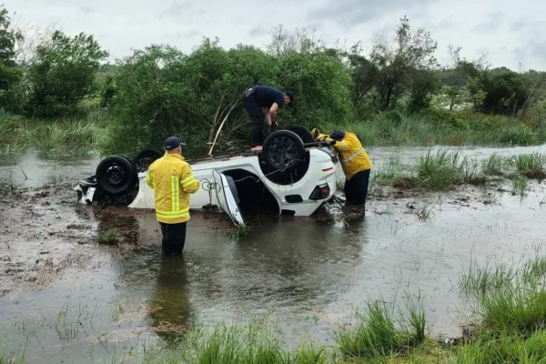 Corrientes: un auto despistó y volcó en la Ruta Nacional 12 cerca de Itatí