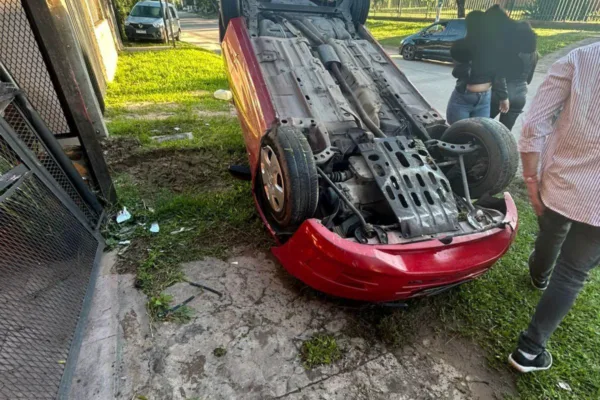 Corrientes: un conductor alcoholizado volcó con su auto y se salvó de milagro