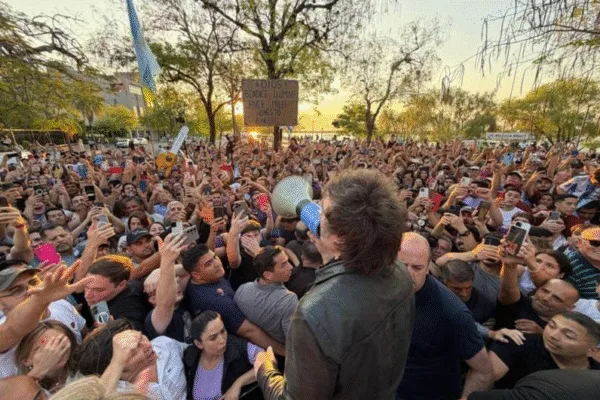 Javier Milei visitó Corrientes y reunió a una multitud en la Costanera capitalina
