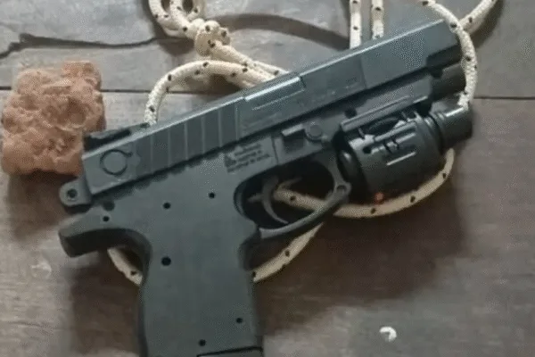 Detienen a dos jóvenes que causaban disturbios en el centro de Corrientes con un arma de juguete