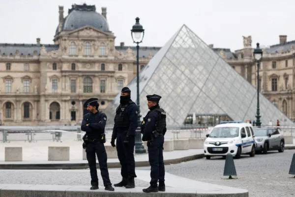 Millonario robo en el Museo del Louvre: se llevaron joyas históricas de Napoleón en un golpe de película