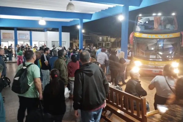 Terminal de Esquina colmada de turistas tras el fin de semana largo